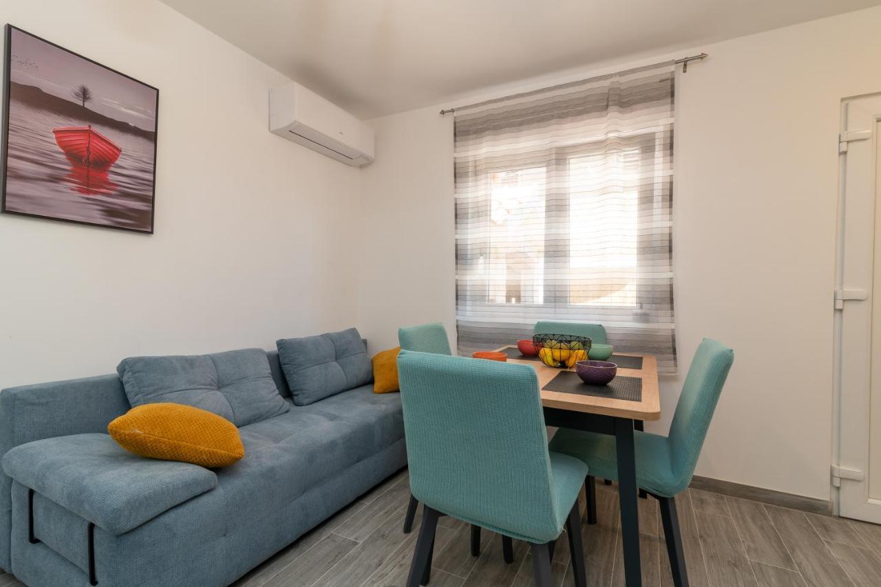 Small Private House With A Terrace In Trogir Apartment Exterior photo